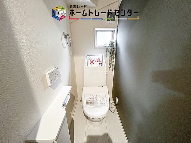 【【トイレ】】暖房機能の付いた便座は冬の寒い日にはあって良かったと本当に思います。もちろん快適で清潔なシャワー機能は標準で備えています。スペースも広くとっているので普段のお掃除もしやすいトイレスペースです。