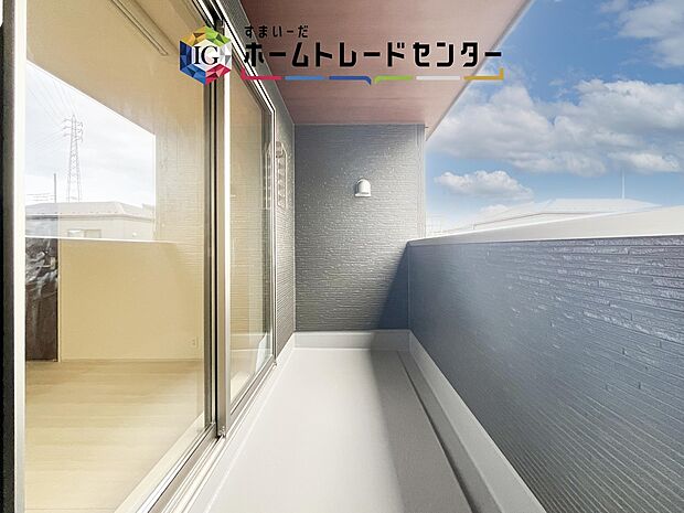 【バルコニー】南面に面したバルコニーはもちろん日当たり良好です。お洗濯物を干していただく際にも楽にできるように奥行きを広くお取りいたしました。明るく、暖かなゆとりあるスペースで快適に家事を行っていただけます。