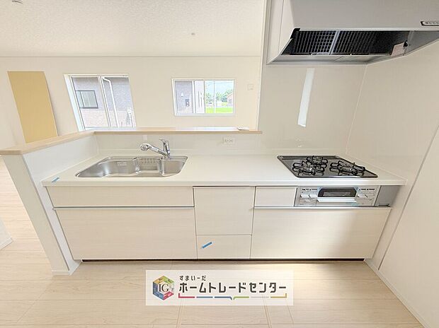 【【システムキッチン】】見栄えもよくお手入れもスムーズに出来ます。豊富な収納力もございますので、キッチンスペースをスッキリとお使い頂けそうです。

