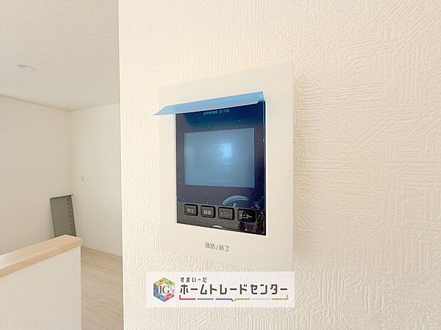 【【TVモニター付きインターホン】】録画機能もあり、どのような人が何時に来訪されたのかが分かります。防犯上はもちろん、お届け物などの把握にも便利です。ライトが付いているので、夜間でも安心です。

