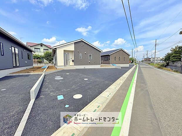 【【カースペース2台】】カースペースが2台分ございますので、家族分の自転車を駐輪したり、急な来客用の駐車スペースとしてもお使いいただけます。

