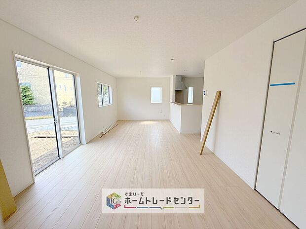 【リビング】キッチンから見て、横長のリビングはご来客時に、キッチンはもちろんダイニングスペースを視界に入れない配置が可能です。生活感をお客様に見せたくない方などにも喜ばれています。家具の配置もしやすいのも良いです