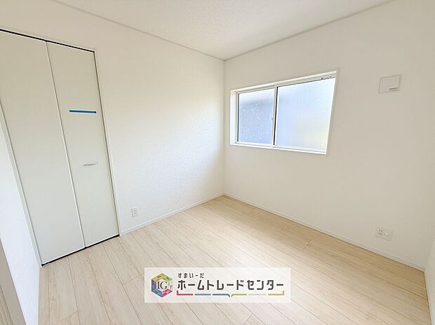 【洋室】各居室に収納を完備しております。収納が豊富な住宅は居室空間がしっかりと使えるので暮らしやすさが断然に上がります。荷物をを気にすることなく家具の配置をお好み通りにできるのも大きな魅力です。
