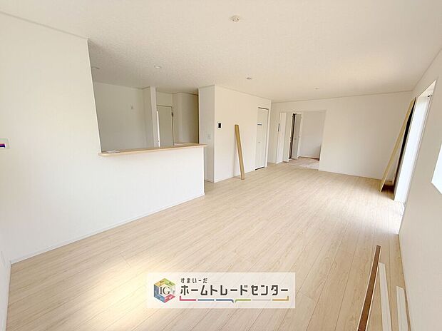 【リビング】対面キッチン前の空間を広めにとっておりますので、ダイニングテーブルを置いてご家族皆様で食卓を囲ってもらっても充分なスペースがございます。家族で楽しいお食事のお時間をお過ごしください。
