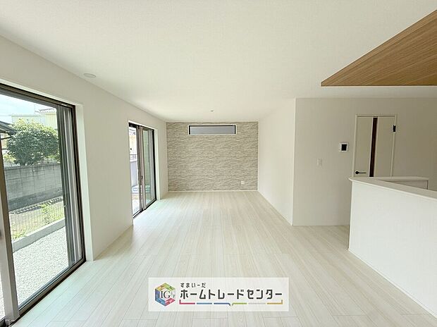 【リビング】キッチンから見て、横長のリビングはご来客時に、キッチンはもちろんダイニングスペースを視界に入れない配置が可能です。生活感をお客様に見せたくない方などにも喜ばれています。家具の配置もしやすいのも良いです