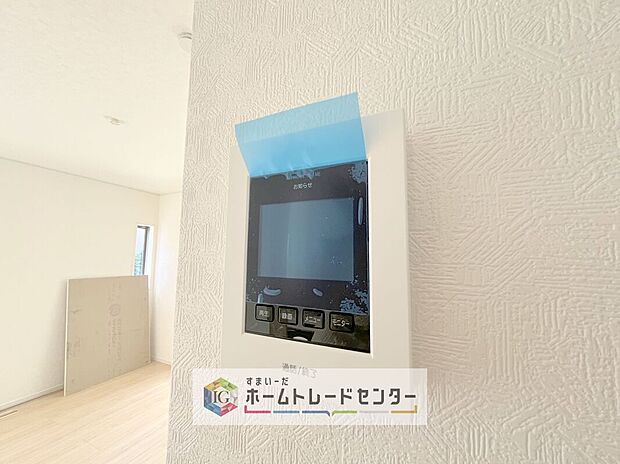 【【TVモニター付きインターホン】】録画機能もあり、どのような人が何時に来訪されたのかが分かります。防犯上はもちろん、お届け物などの把握にも便利です。ライトが付いているので、夜間でも安心です。

