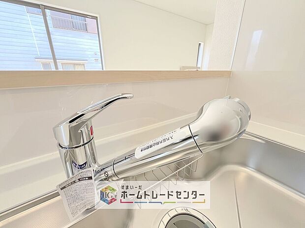 【【浄水器】】浄水カートリッジ内蔵で場所を取らずに見た目もスッキリ。ノズルはシャワーヘッドになっておりお掃除も楽々です。


