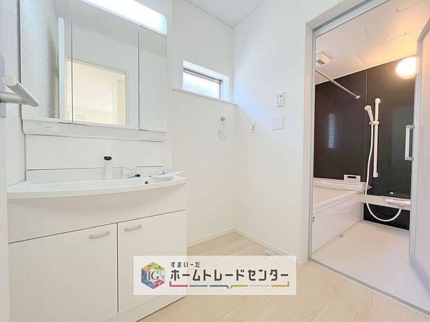 【【洗面所】】合わせ鏡が可能な3面鏡です。朝の忙しい時間でもの身だしなみのチェックもここだけで完結できます。もちろん鏡の後ろは充分な収納力を持った収納となっており、視界に入る部分はスッキリと片付きます。


