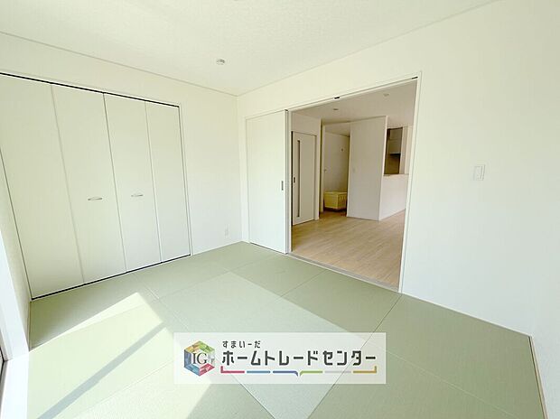 【和室】リビング隣接の和室は、その機能を発揮できるようしっかりとした広さをお取りいたしました。普段は開放スペース、お子様の遊び場、お客様がいらしたとき、ご両親様がお泊りに来た時など、色々と使い道がございます。