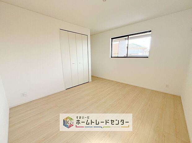 【洋室】各居室に収納を完備しております。収納が豊富な住宅は居室空間がしっかりと使えるので暮らしやすさが断然に上がります。荷物をを気にすることなく家具の配置をお好み通りにできるのも大きな魅力です。
