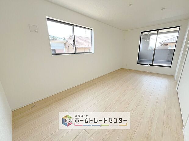 【洋室】主寝室は9帖、お子様がまだ小さいご家庭なら２階のお部屋はここだけでいいかもしれません、もちろんクローゼットがついておりますので、荷物に悩まされることなく、好きに家具の配置ができます
