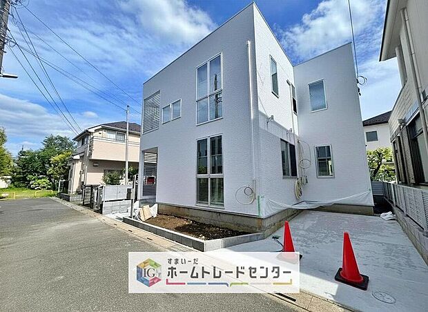 【現地外観写真】気持ちの良い青空に栄えるモダンな建物となっております。完全に完成いたしましたので、ご自由にお好きなだけご見学いただけます。この機会に飯田グループの建物良さをぜひ見に来てください。