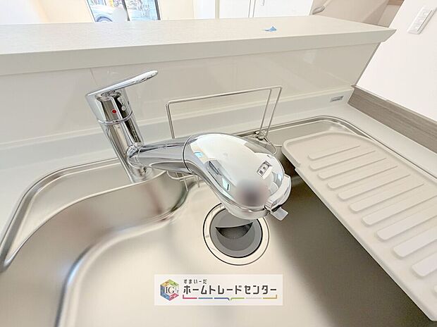 【【浄水器】】浄水カートリッジ内蔵で場所を取らずに見た目もスッキリ。ノズルはシャワーヘッドになっておりお掃除も楽々です。