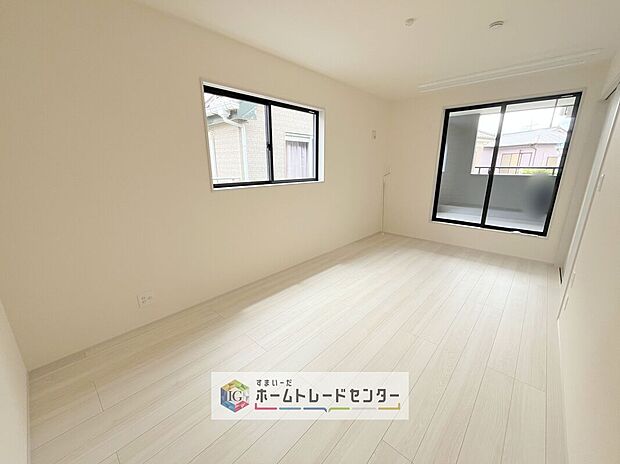 【洋室】2面採光の洋室です。窓からの眺望もよくなり視界が広いので、部屋にいても飽きません、そしてもちろん大切なのは明るさと風通し、明るい日差しと心地よい風で自分のお部屋でくつろげる贅沢をご提供します。