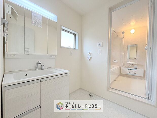 【【洗面所】】合わせ鏡が可能な3面鏡です。朝の忙しい時間でもの身だしなみのチェックもここだけで完結できます。もちろん鏡の後ろは充分な収納力を持った収納となっており、視界に入る部分はスッキリと片付きます。
