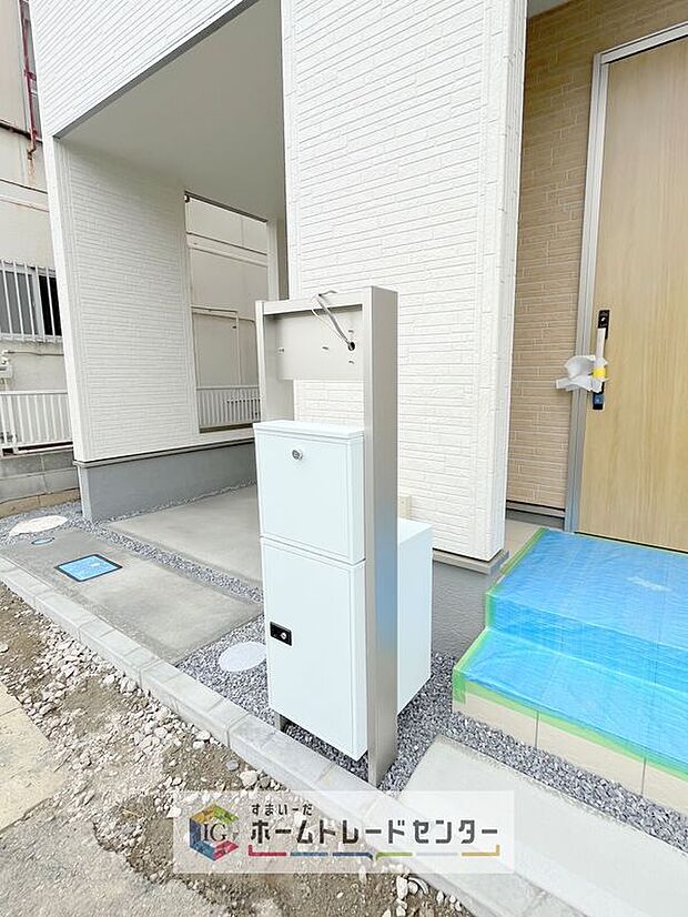 【【宅配BOX】】戸建用の宅配ボックスを設置。通販でのお買い物などお荷物が届く予定があっても時間を気にせず外出できるので大変便利です。
