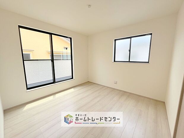 【洋室】2面採光の洋室です。窓からの眺望もよくなり視界が広いので、部屋にいても飽きません、そしてもちろん大切なのは明るさと風通し、明るい日差しと心地よい風で自分のお部屋でくつろげる贅沢をご提供します。