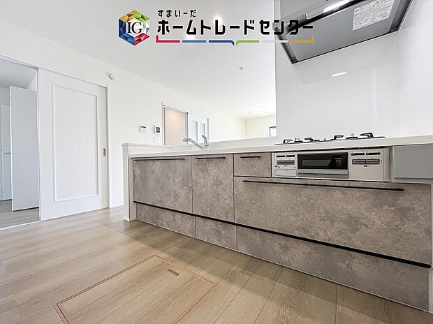 【【システムキッチン】】見栄えもよくお手入れもスムーズに出来ます。豊富な収納力もございますので、キッチンスペースをスッキリとお使い頂けそうです。