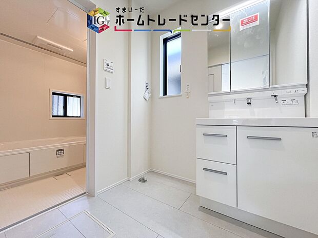 【【洗面所】】合わせ鏡が可能な3面鏡です。朝の忙しい時間でもの身だしなみのチェックもここだけで完結できます。もちろん鏡の後ろは充分な収納力を持った収納となっており、視界に入る部分はスッキリと片付きます。