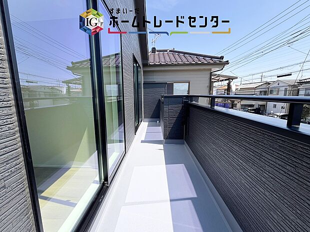 【バルコニー】南面に面したバルコニーはもちろん日当たり良好です。お洗濯物を干していただく際にも楽にできるように奥行きを広くお取りいたしました。明るく、暖かなゆとりあるスペースで快適に家事を行っていただけます。