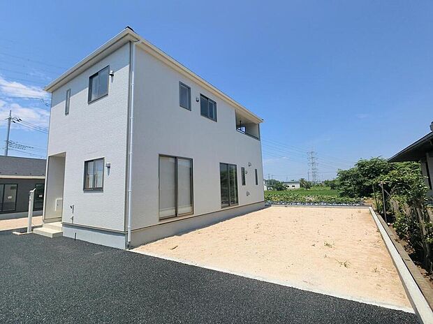 【類似外観同仕様】類似外観同仕様の物件になります。扉や窓の開口部の位置やデザインが異なります。
建物のプレゼンテーションやモデルハウスのご案内も行っているので、お気軽にお問い合わせください。