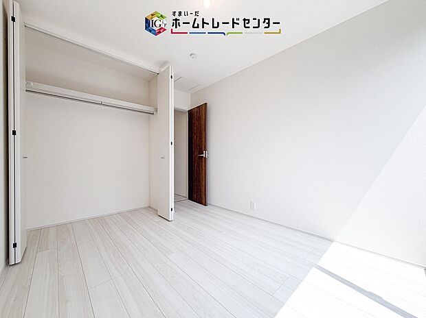 【洋室】各居室に収納を完備しております。収納が豊富な住宅は居室空間がしっかりと使えるので暮らしやすさが断然に上がります。荷物をを気にすることなく家具の配置をお好み通りにできるのも大きな魅力です。
