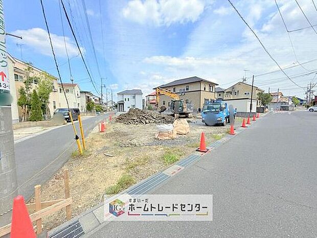 【前面道路含む現地写真】前面道路はゆとりのある幅で、お車の出し入れもスムーズに行えます!見晴らしも良く、小さなお子様を育てるご家族に安心の住環境です。