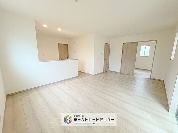 【リビング】日当たりもよく、広々としたリビングです。ゆったりとした家族の時間をお過ごしいただけます。休日はご家族そろって、またはお友達を誘って、明るいリビングで楽しい時間をお過ごしください。