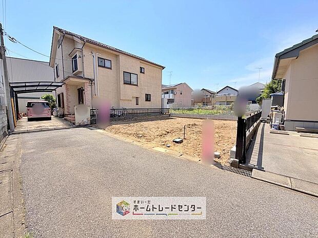 【前面道路含む現地写真】完成してからは見ることのできない、施工方法や構造をしっかりとご確認いただけるのが、建築中の住宅の大きなメリットです。専門知識を持ったスタッフがご説明させていただきます。お気軽にお問い合わせください。