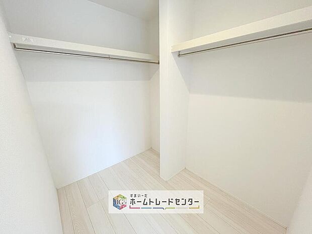 【収納】大容量のウォークインクローゼットです。どなた様でも収納に頭を悩ませたことがあるかと思います。ウォークインクローゼットがございますと一気に解決いたしますし、お部屋を最大限の空間ですっきりお使い頂けます。