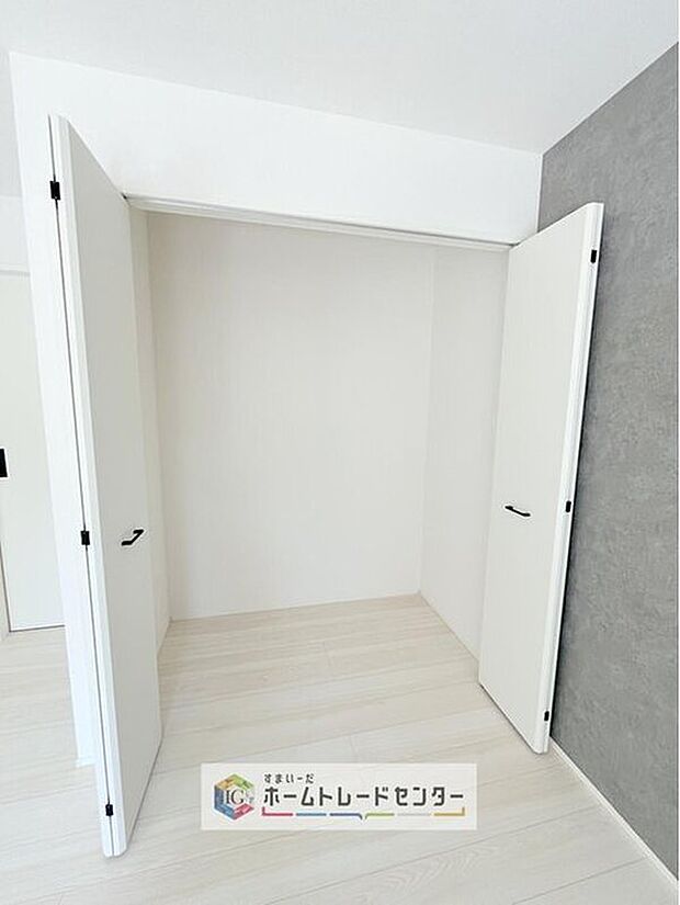 【【リビング収納】】掃除用具や文房具等が収納できるためリビングをスッキリ見せることが出来ます♪また、収納用に家具などを購入する必要がないので、地震が起きても家具が倒れてくる心配もありません。