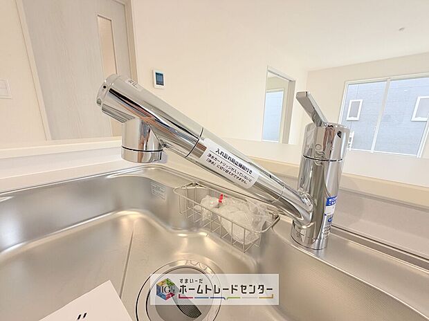 【【浄水器】】浄水カートリッジ内蔵で場所を取らずに見た目もスッキリ。ノズルはシャワーヘッドになっておりお掃除も楽々です。
