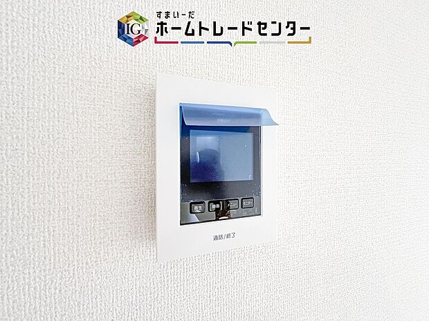 【【TVモニター付きインターホン】】録画機能もあり、どのような人が何時に来訪されたのかが分かります。防犯上はもちろん、お届け物などの把握にも便利です。ライトが付いているので、夜間でも安心です。