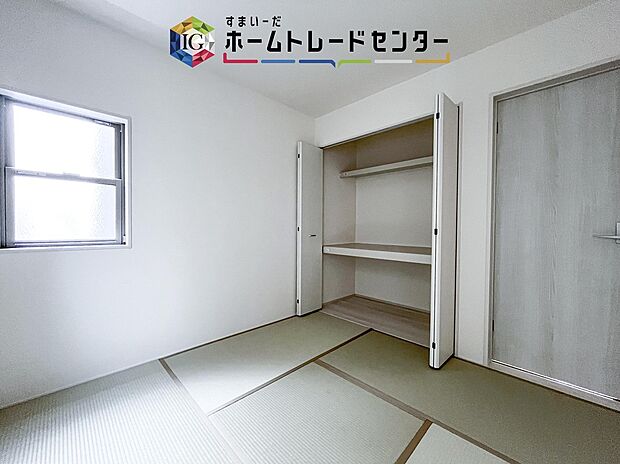 【【和室】】プライベート感を保てる和室を完備しており、来客時の宿泊スペースや書斎などにお使い頂けます。すぐに横になれるのも長くお住まいになられる上では嬉しい空間です。