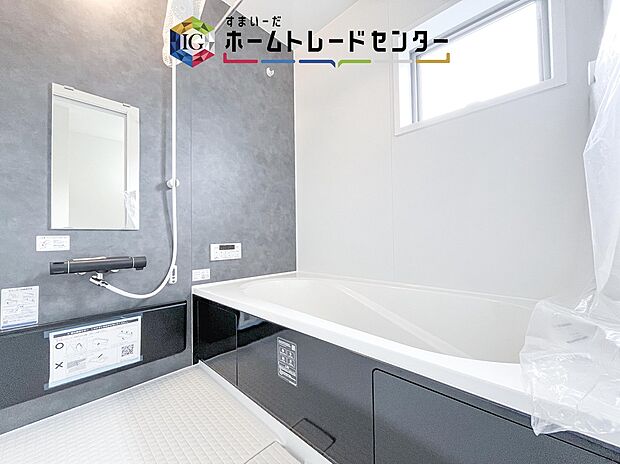 【【浴室】】一坪タイプのユニットバスは、足をしっかりと延ばして一日の疲れを癒すことが可能です。浴室暖房乾燥機も完備しておりますので、カビの心配が無いのはもちろん、雨の日のお洗濯物はお風呂で乾かせます。