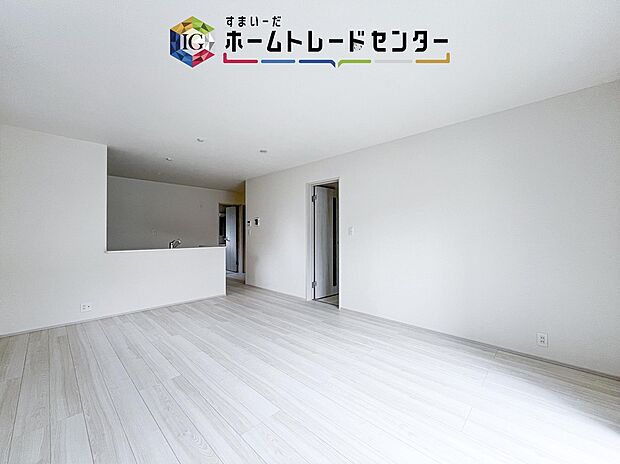 【リビング】LDKのリビングスペースです。広く奥行きのあるリビングの為、ダイニング、リビングの各スペースがしっかりと確保できます。お食事の後はこちらに移って皆様でおくつろぎください。