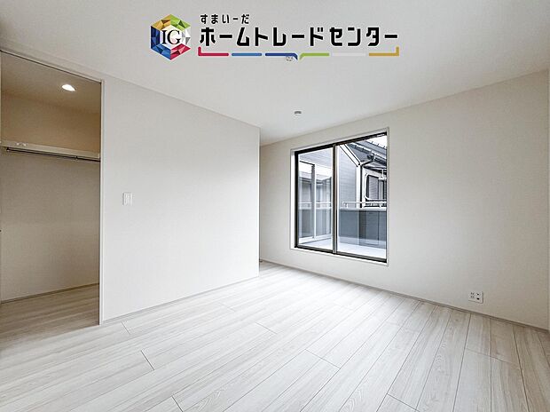 【洋室】主寝室は7.7帖、お子様がまだ小さいご家庭なら2階のお部屋はここだけでいいかもしれません、もちろんウォークインクローゼットがついておりますので、荷物に悩まされることなく、好きに家具の配置ができます