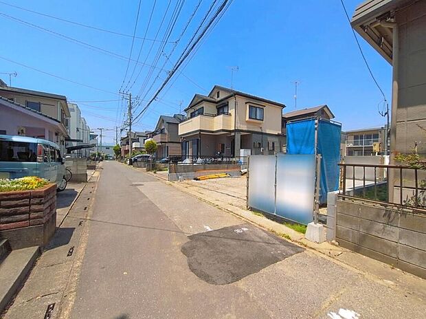 【前面道路含む現地写真】完成してからは見ることのできない、施工方法や構造をしっかりとご確認いただけるのが、建築中の住宅の大きなメリットです。専門知識を持ったスタッフがご説明させていただきます。お気軽にお問い合わせください。