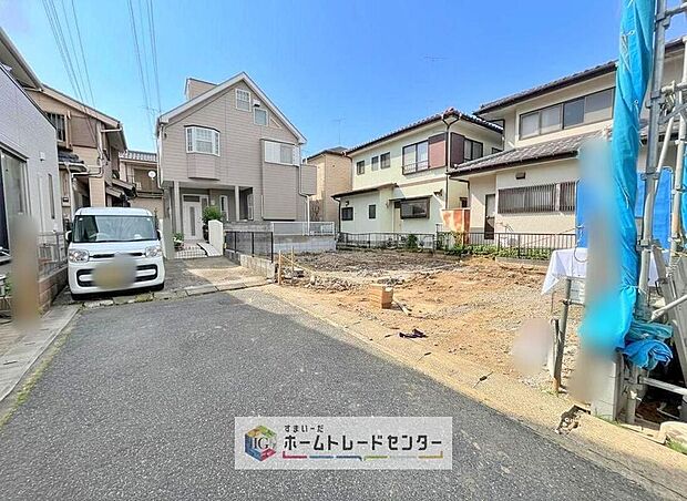 【前面道路含む現地写真】完成してからは見ることのできない、施工方法や構造をしっかりとご確認いただけるのが、建築中の住宅の大きなメリットです。専門知識を持ったスタッフがご説明させていただきます。お気軽にお問い合わせください。