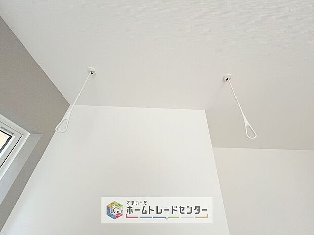 【【室内物干し】】急な雨にも対応できる室内物干しが標準装備のため、バルコニーの屋根を設置するは必要がありません。風の強い日でも気にせずお洗濯ができます。