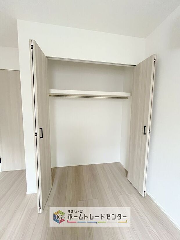 【収納】収納スペースは住宅を探す際には重要なポイントの一つだと思います。そのため少しでも空間が取れるところは可能な限り収納スペースとしたしました。居室をスッキリとお使いいただきたいお客様に大変喜ばれています。