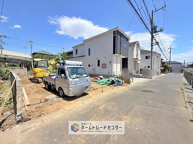 【前面道路含む現地写真】耐震等級最高等級の住宅性能評価書はもちろん、長期優良住宅の認定も受けた高性能な住宅です。長く、安心して住んでいただきたい、だからこそ厳しい第三者のチェックをお願いし、お客様に安心を届けます。