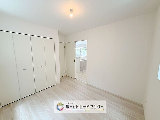 【洋室】各居室に収納を完備しております。収納が豊富な住宅は居室空間がしっかりと使えるので暮らしやすさが断然に上がります。荷物をを気にすることなく家具の配置をお好み通りにできるのも大きな魅力です。
