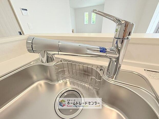 【【浄水器】】浄水カートリッジ内蔵で場所を取らずに見た目もスッキリ。ノズルはシャワーヘッドになっておりお掃除も楽々です。