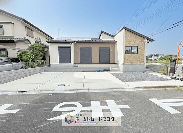 【【カースペース3台】】カースペースが3台分ございますので、家族分の自転車を駐輪したり、急な来客用の駐車スペースとしてもお使いいただけます。