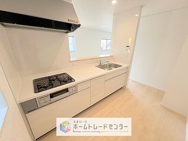 【【システムキッチン】】キッチンスペースは家族で作業が出来るよう広めにとりました。3口ガスコンロで効率良くお料理ができ、さらに収納が豊富で使いやすいキッチンです。