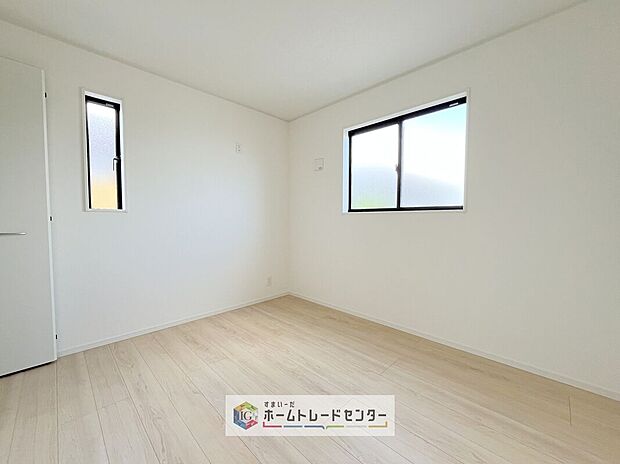 【洋室】実はこのお部屋は、この住戸で一番日当たりの悪い少し暗めのお部屋です。しかし2面採光をしっかりとっていることもあり、お天気が悪くても昼間に電気を必要とするようなことはありません、充分な明るさです。
