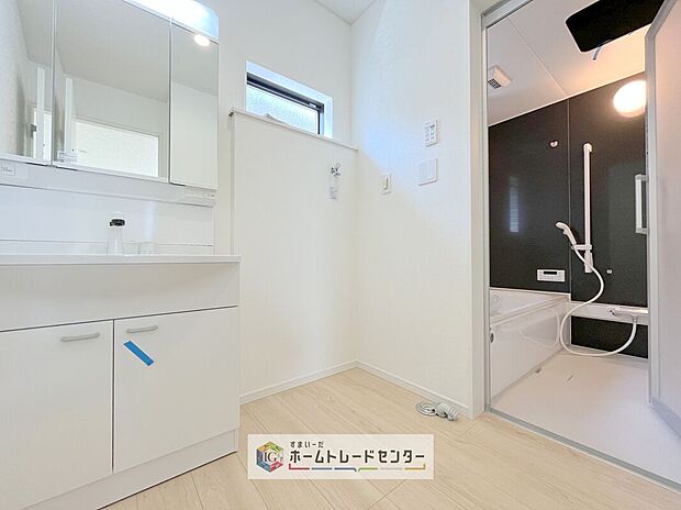 【【洗面所】】合わせ鏡が可能な3面鏡です。朝の忙しい時間でもの身だしなみのチェックもここだけで完結できます。もちろん鏡の後ろは充分な収納力を持った収納となっており、視界に入る部分はスッキリと片付きます。