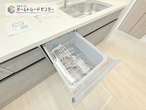 【【食器洗浄乾燥機】】忙しい奥様の味方、後片付けもラクラクなビルトイン食洗機付き。洗い終わった食器の水切りや乾燥としても便利です。