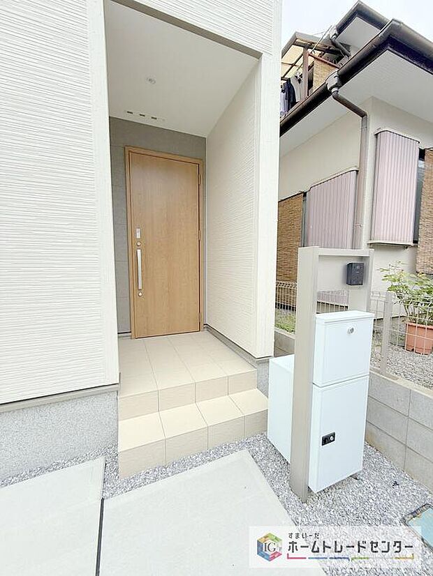 【玄関】駐車場横のアプローチを上がると、木目調の高級感のある玄関ドアがございます。玄関を開けると広々とした空間と収納も目の前に！玄関が広い家は入った瞬間から気持ちが良いです。ぜひご自身で確かめて見て下さい。